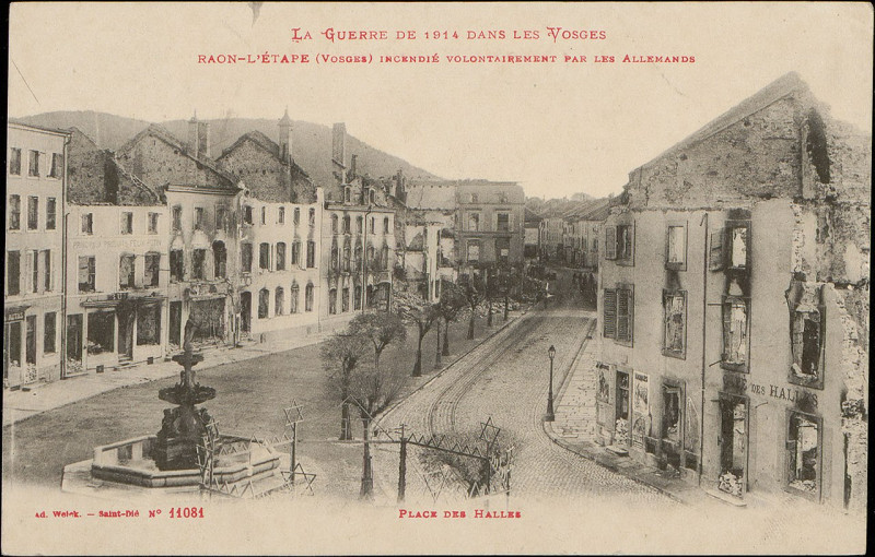 Carte postale ancienne Carte postale, Raon-L'Etape (Vosges) incendié volontairement par les Allemands, Place des Halles