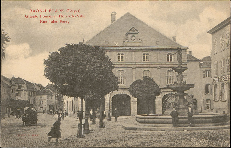 Carte postale ancienne Carte postale, Raon-L'Etape (Vosges), Grande Fontaine, Hôtel-de-Ville, Rue Jules-Ferry
