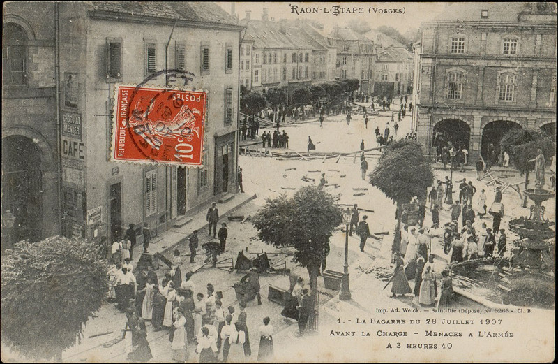 Carte postale ancienne Carte postale, Raon-L'Etape (Vosges), La Bagarre du 28 Juillet 1907 avant la charge, Menaces à l'Armée à 3 heures 40