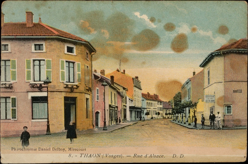 Carte postale ancienne Carte postale, Thaon (Vosges), Rue d'Alsace