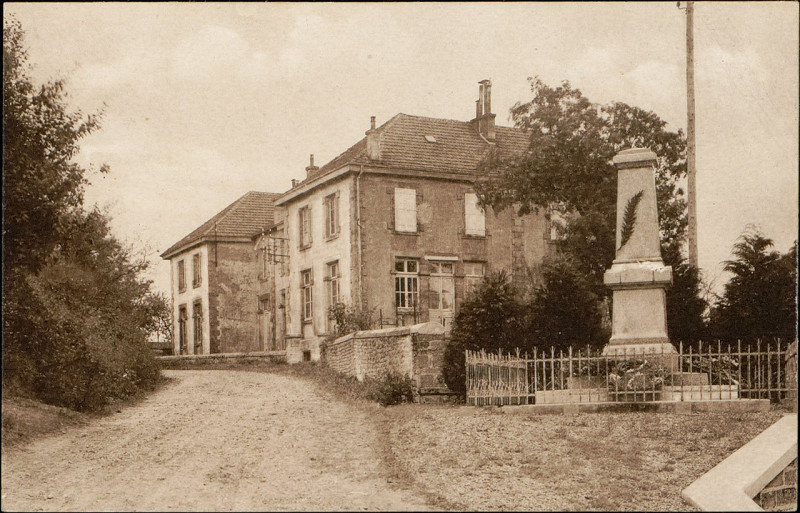 Carte postale ancienne Carte postale, Uzemain, La Marie, l'Ecole et la poste