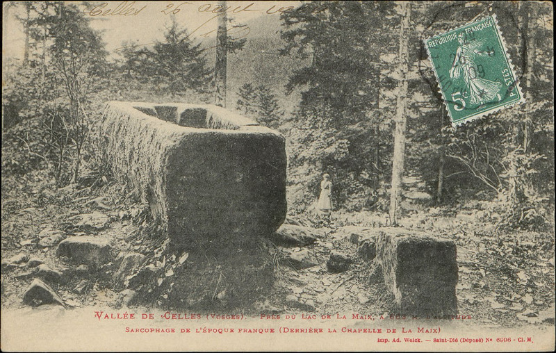 Carte postale ancienne Carte postale, Vallée de Celles (Vosges), Près du Lac de La Maix, Sarcophage de l'époque Franque (Derrière la Chapelle de La Maix)
