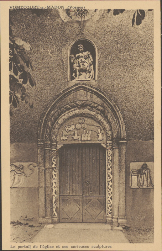 Carte postale ancienne Carte postale, Vomécourt-s.-Madon (Vosges), Le portail de l'église et ses curieuses sculptures