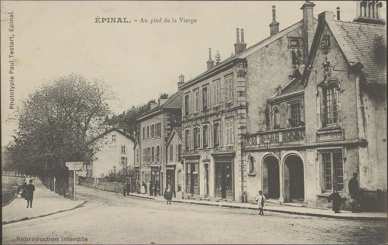 Carte postale ancienne Carte postale, Epinal, Aux pieds de la Vierge