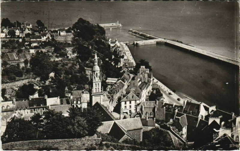 Carte postale ancienne Binic Le Centre et la Quai des Corsaires