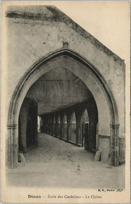 Carte postale ancienne Dinan Ecole des Cordeliers - Le Cloitre à Dinan