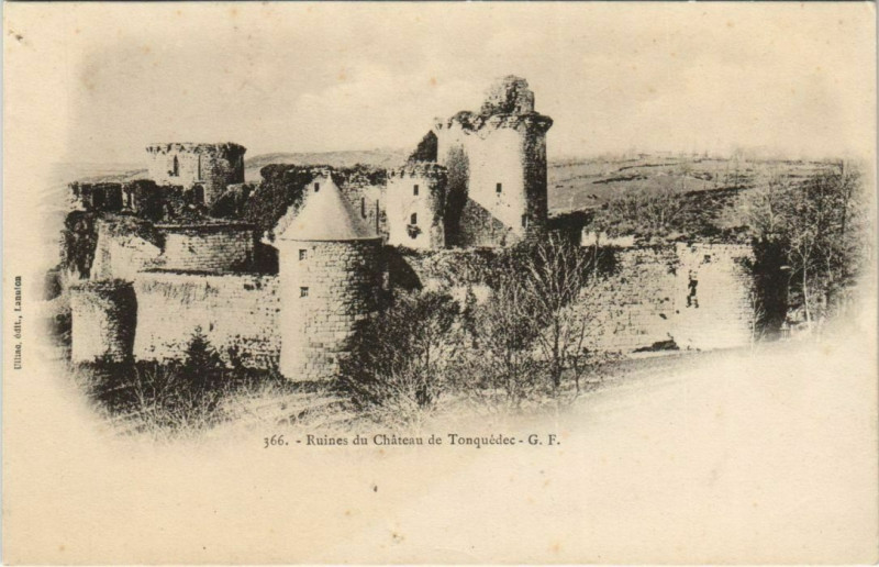 Carte postale ancienne Tonquedec Ruines du Chateau de Tonquedec