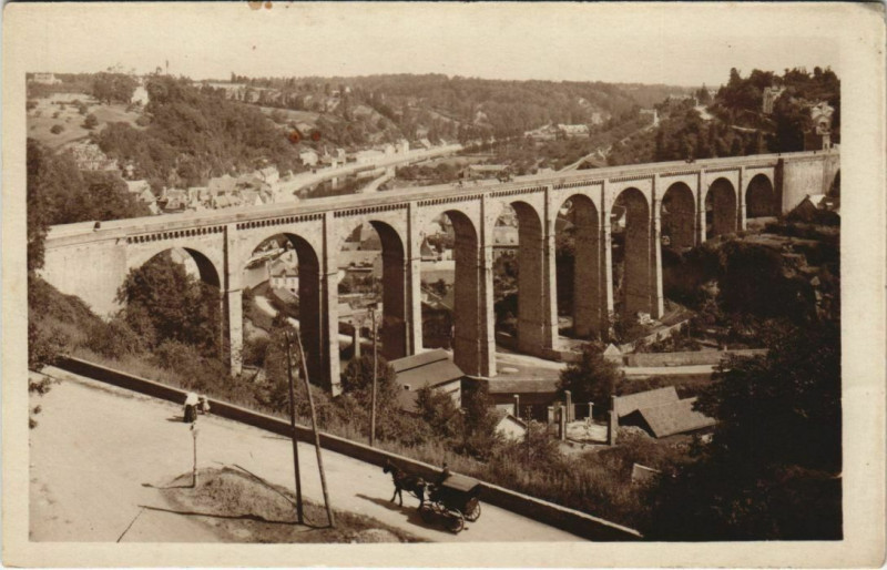 Carte postale ancienne Dinan Le Viaduc et la Coulee de la Rance à Dinan