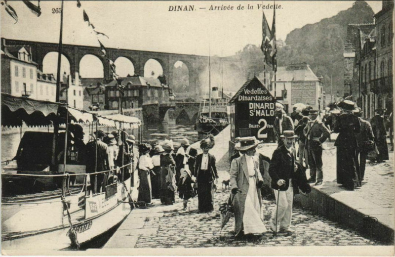 Carte postale ancienne Dinan Arrivee de la Vedette à Dinan