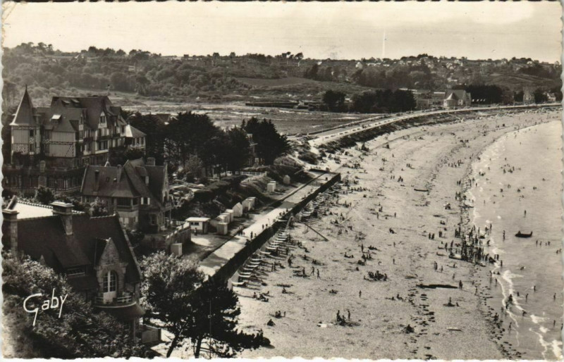 Carte postale ancienne Saint-Cast L'Hotel Ar-Vro et Vue d'Ensemble de la Plage