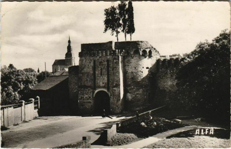 Carte postale ancienne Dinan La Porte de Saint-Malo à Dinan
