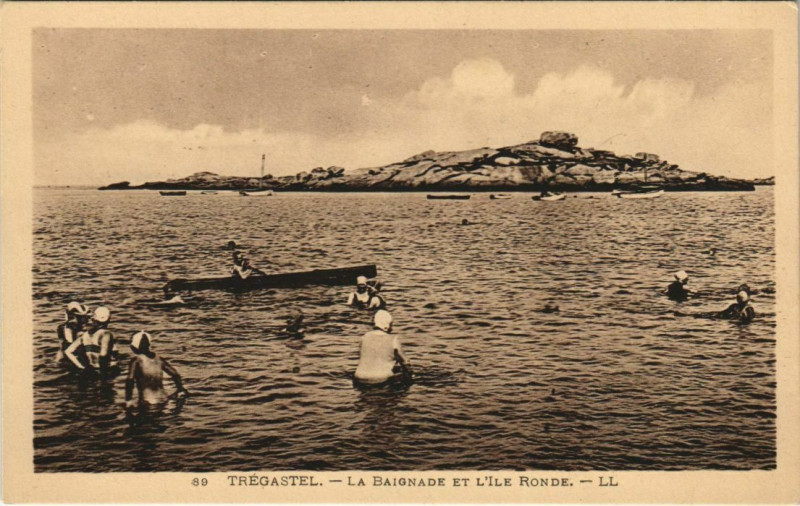 Carte postale ancienne Tregastel La Baignade et l'Ile Ronde