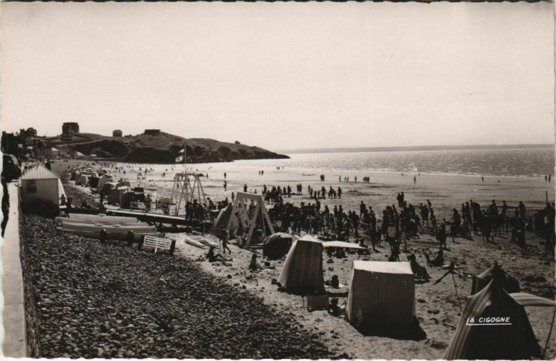 Carte postale ancienne Le Val-Andre La Plage et Falaises d'Aval