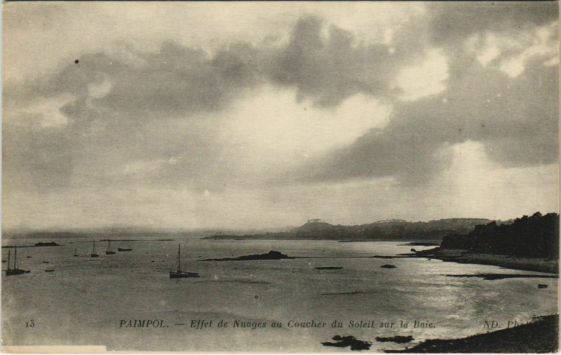 Carte postale ancienne Paimpol Effet de Nuages au Coucher du Soleil sur la Baie à Paimpol