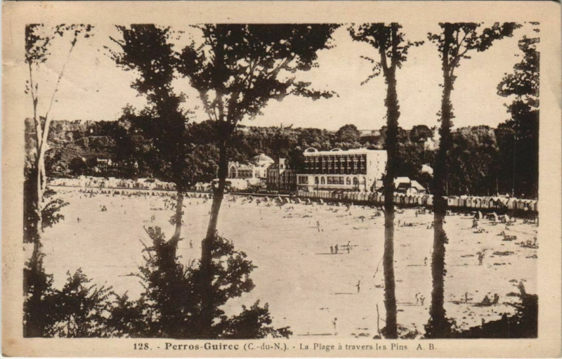 Carte postale ancienne Perros-Guirec La Plage a Travers les Pins à Perros-Guirec