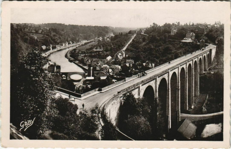 Carte postale ancienne Dinan La Vallee de la Rance et le Viaduc à Dinan