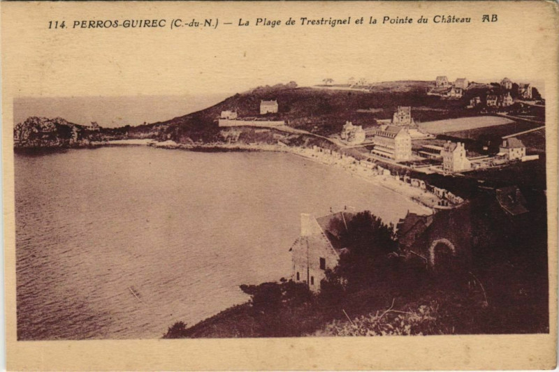 Carte postale ancienne Perros-Guirec La Plage de Trestrignel et la Pointe du Chateau à Perros-Guirec