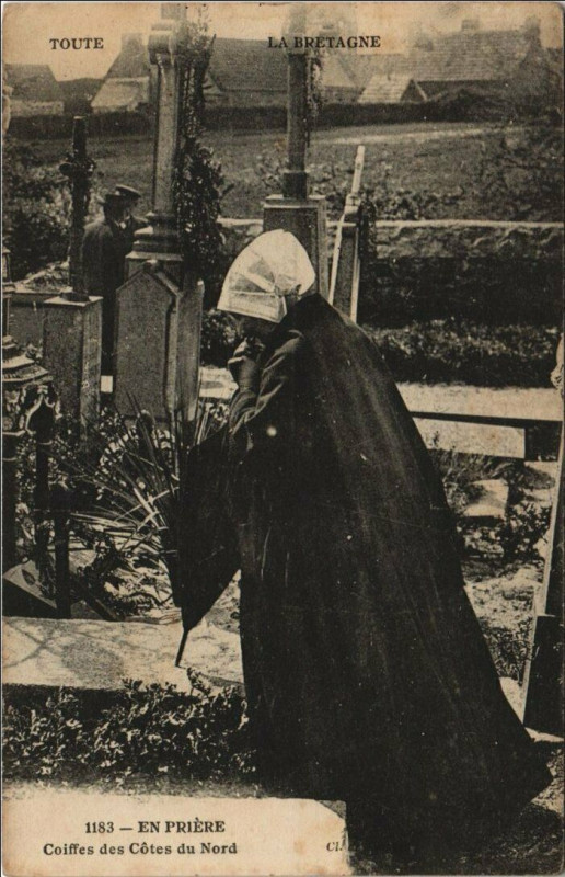 Carte postale ancienne En Priere - Coiffes des Cotes du Nord