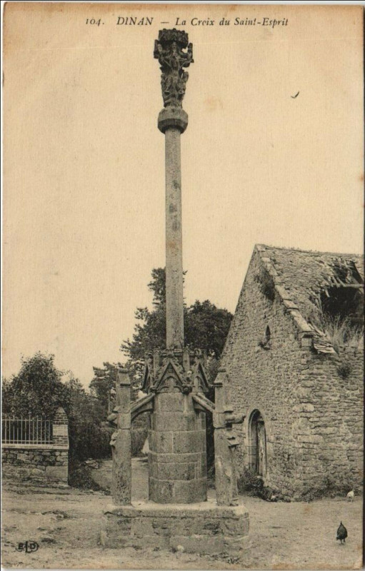 Carte postale ancienne Dinan La Croix du Saint-Esprit à Dinan