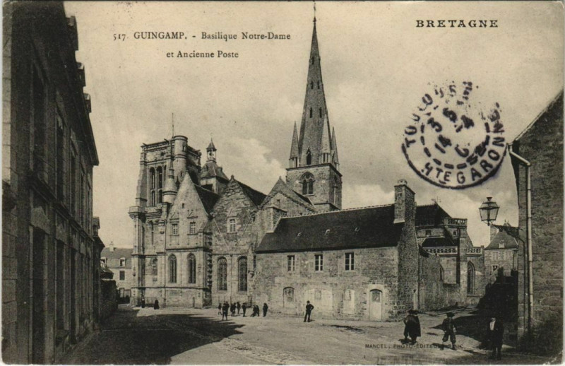 Carte postale ancienne Guingamp Basilique Notre-Dame et Ancienne Poste à Guingamp