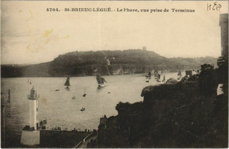 Carte postale ancienne Saint-Brieuc Le Legue - Le Phare - Vue prise de Terminus à Saint-Brieuc