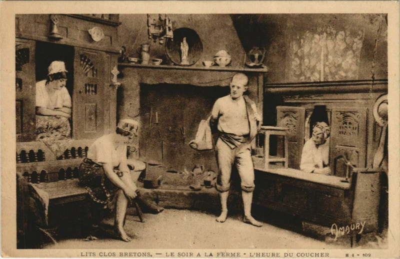 Carte postale ancienne Lits Clos Bretons - Le Soir a la Ferme - L'Heure du Coucher