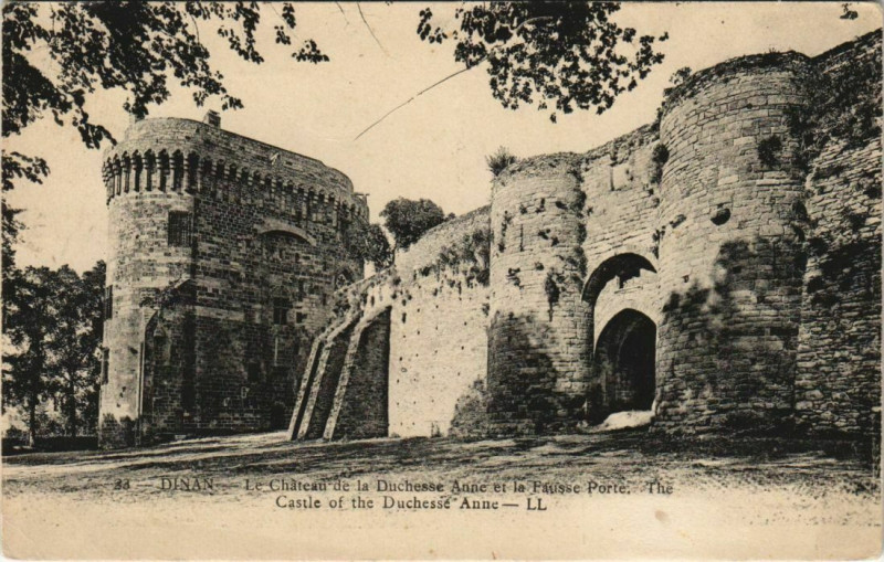 Carte postale ancienne Dinan Le Chateau de la Duchesse Anne et la Fausse Porte à Dinan