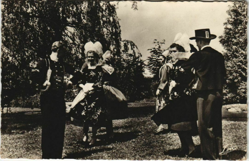 Carte postale ancienne Une Danse Bretonne - Folklore