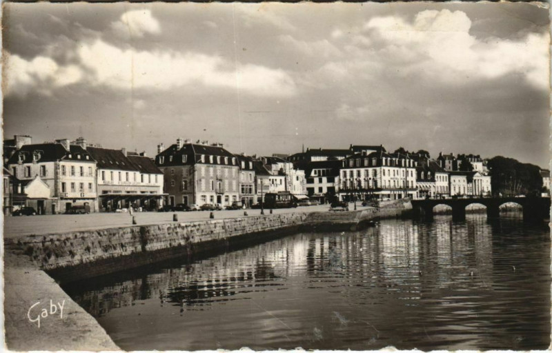 Carte postale ancienne Lannion Quai d'Aiguillon et Pont-Sainte-Anne sur le Guer à Lannion