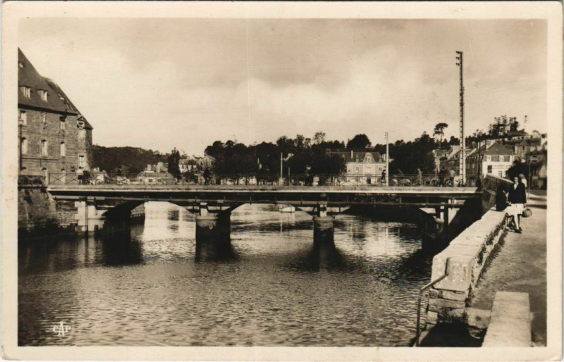 Carte postale ancienne Lannion Bords du Guer vers la Poste à Lannion