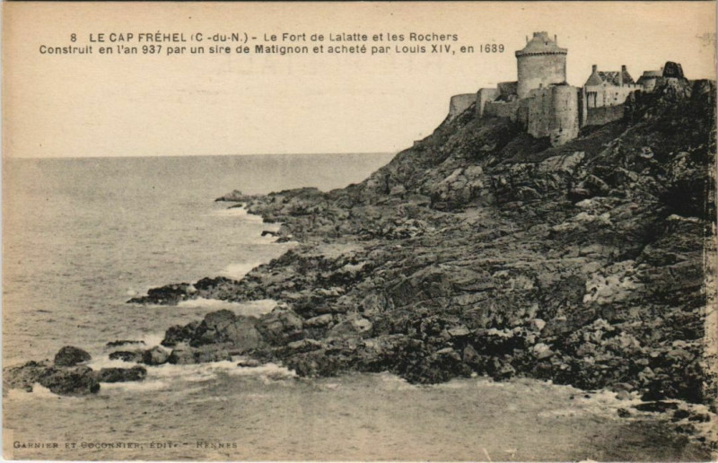 Carte postale ancienne Cap Frehel Le Fort de La Latte et les Rochers
