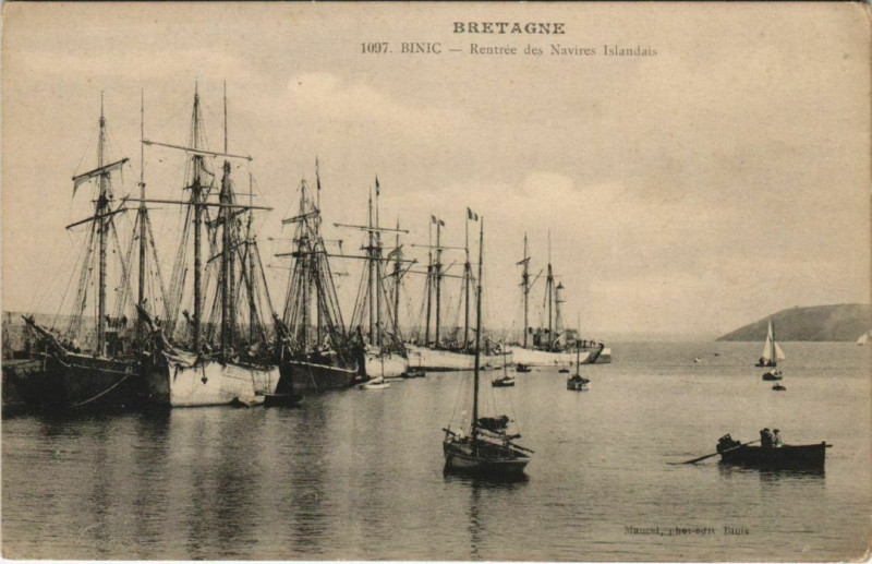 Carte postale ancienne Binic Rentree des Navires Islandais