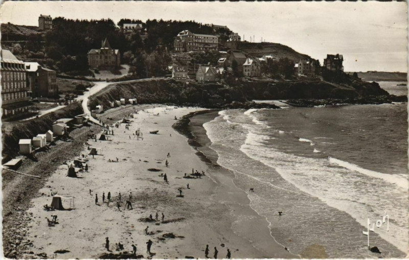 Carte postale ancienne Perros-Guirec Plage de Trestrignel et Pointe du Chateau à Perros-Guirec