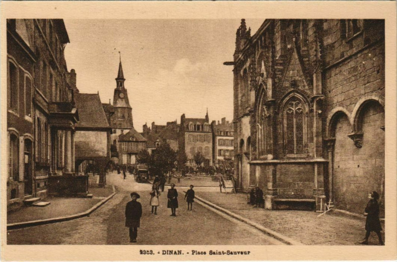 Carte postale ancienne Dinan Place Saint-Sauveur à Dinan
