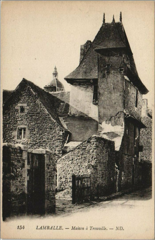 Carte postale ancienne Lamballe Maison a Tourelle