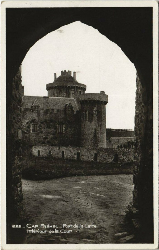 Carte postale ancienne Cap Frehel Fort de La Latte - Interieur de la Cour
