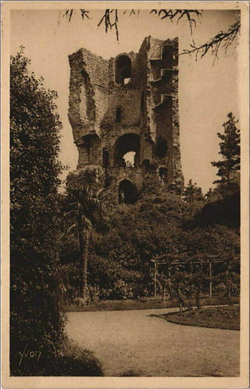 Carte postale ancienne Saint-Brieuc La Tour de Cesson à Saint-Brieuc