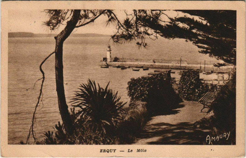 Carte postale ancienne Erquy Le Mole à Erquy
