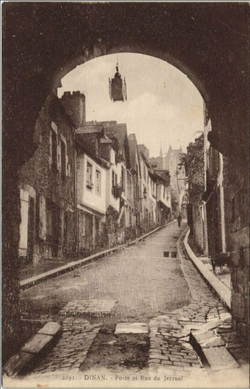 Carte postale ancienne Dinan Porte et Rue du Jerzual à Dinan
