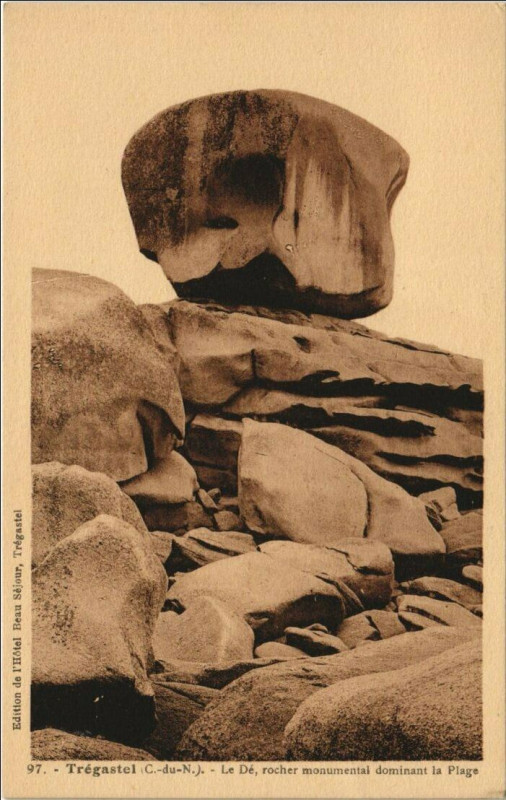 Carte postale ancienne Tregastel Le De - Rocher Monumental Dominant la Plage