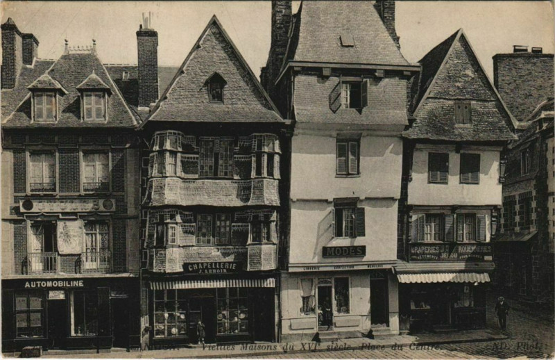 Carte postale ancienne Lannion Vieilles Maisons du XVIe Siecle - Place du centre à Lannion