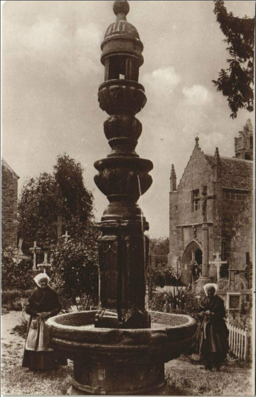 Carte postale ancienne Loguivy-Plougras La Fontaine Miraculeuse à Loguivy-Plougras