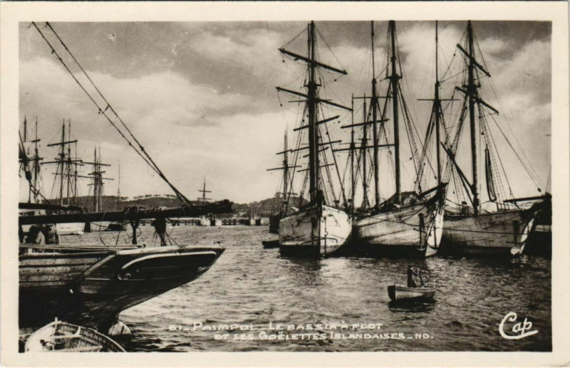 Carte postale ancienne Paimpol Le Bassin a Flot et les Goelettes Islandaises à Paimpol