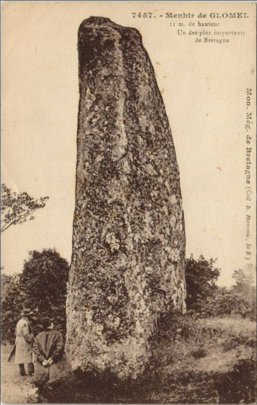 Carte postale ancienne Glomel Menhir de Glomel à Glomel