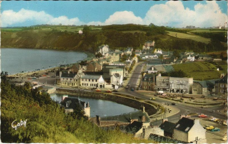 Carte postale ancienne Binic Place de la Victoire et Vue Generale de la Plage