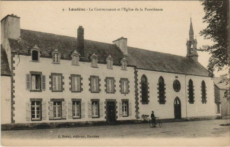 Carte postale ancienne Loudeac La Communaute et l'Eglisede la Providence
