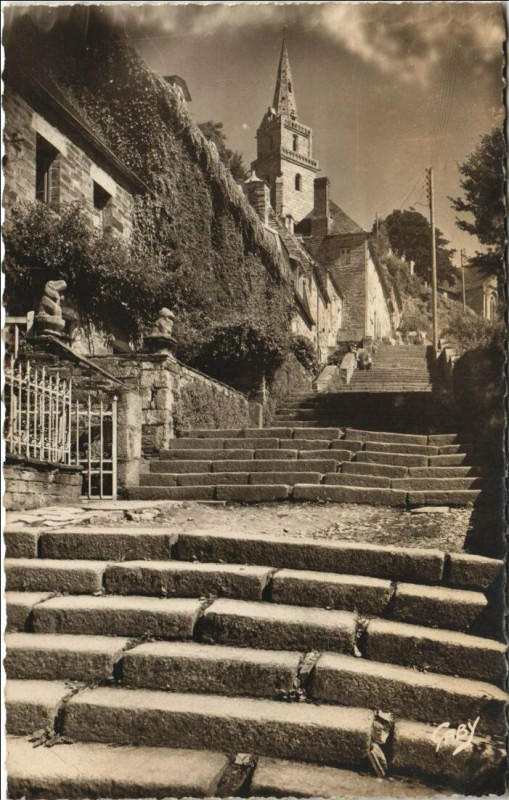 Carte postale ancienne Lannion Escalier de Brelevenez à Lannion