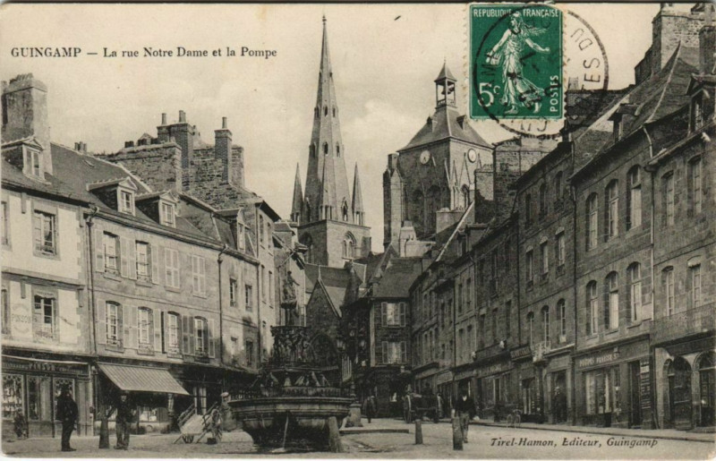 Carte postale ancienne Guingamp La Rue Notre Dame et la Pompe à Guingamp