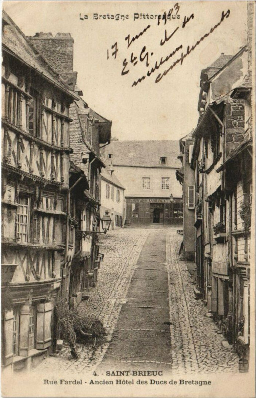 Carte postale ancienne Saint-Brieuc Rue Fardel - Ancien Hotel des Ducs de Bretagne à Saint-Brieuc