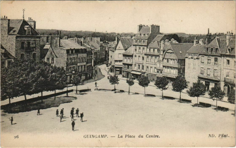 Carte postale ancienne Guingamp La Place du Centre à Guingamp